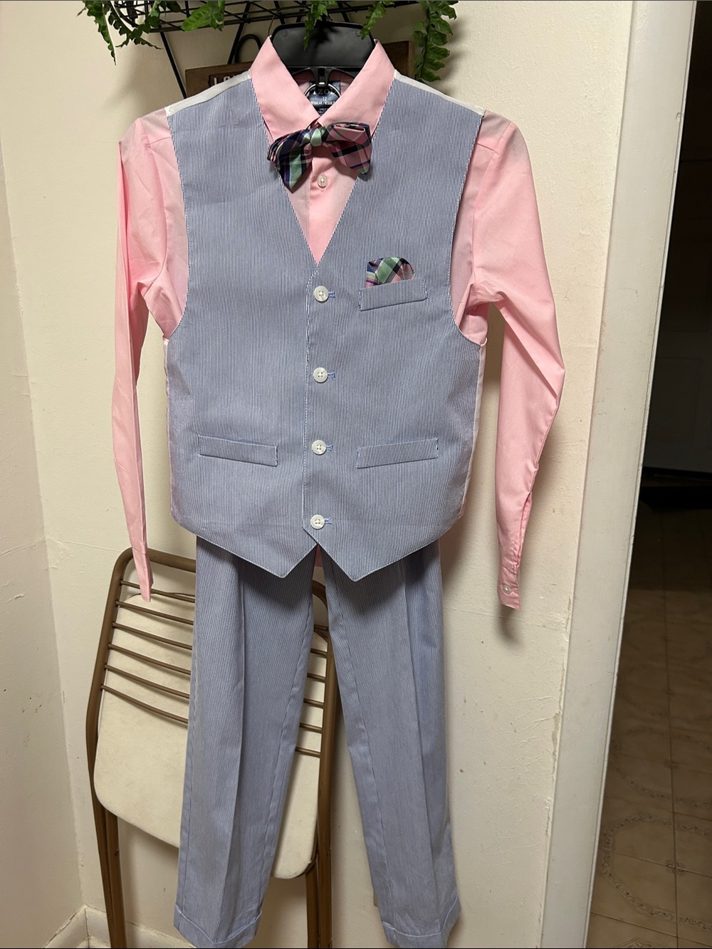 NWT IZOD Boys Four Piece Seersucker Vest Set with Shirt, Slacks, Vest, Bow tie.